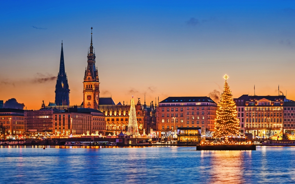 Skyline und Weihnachtsmarkt von Hamburg, Deutschland