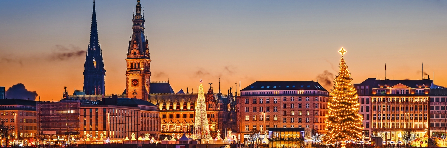 Skyline und Weihnachtsmarkt von Hamburg, Deutschland