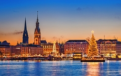 Skyline und Weihnachtsmarkt von Hamburg, Deutschland