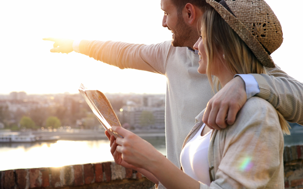ein Touristenpaar, das sich anhand einer Karte orientiert