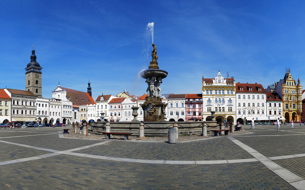Hauptplatz mit Samson im Kampf gegen die Löwenbrunnenskulptur in Ceske Budejovice