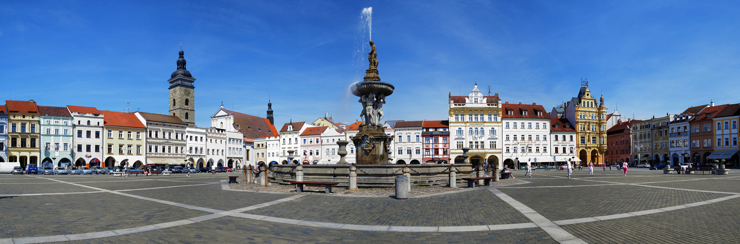Hauptplatz mit Samson im Kampf gegen die Löwenbrunnenskulptur in Ceske Budejovice