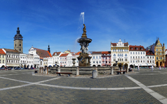 Hauptplatz mit Samson im Kampf gegen die Löwenbrunnenskulptur in Ceske Budejovice