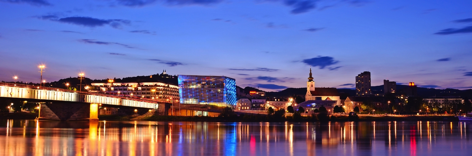 Nibelungenbrücke in Linz zur blauen Stunde