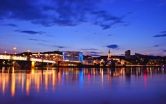 Nibelungenbrücke in Linz zur blauen Stunde