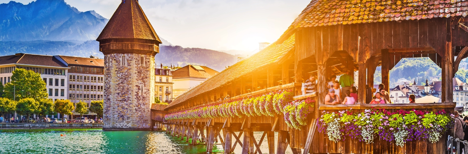Luzern mit Kapellbrücke bei Sonnenuntergang, Schweiz
