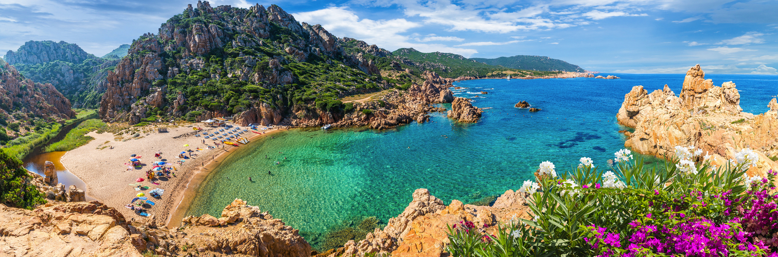 kristallklares Wasser am Strand von Li Cossi, Sardinien