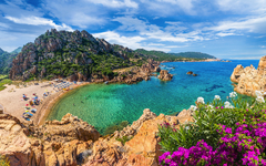 kristallklares Wasser am Strand von Li Cossi, Sardinien