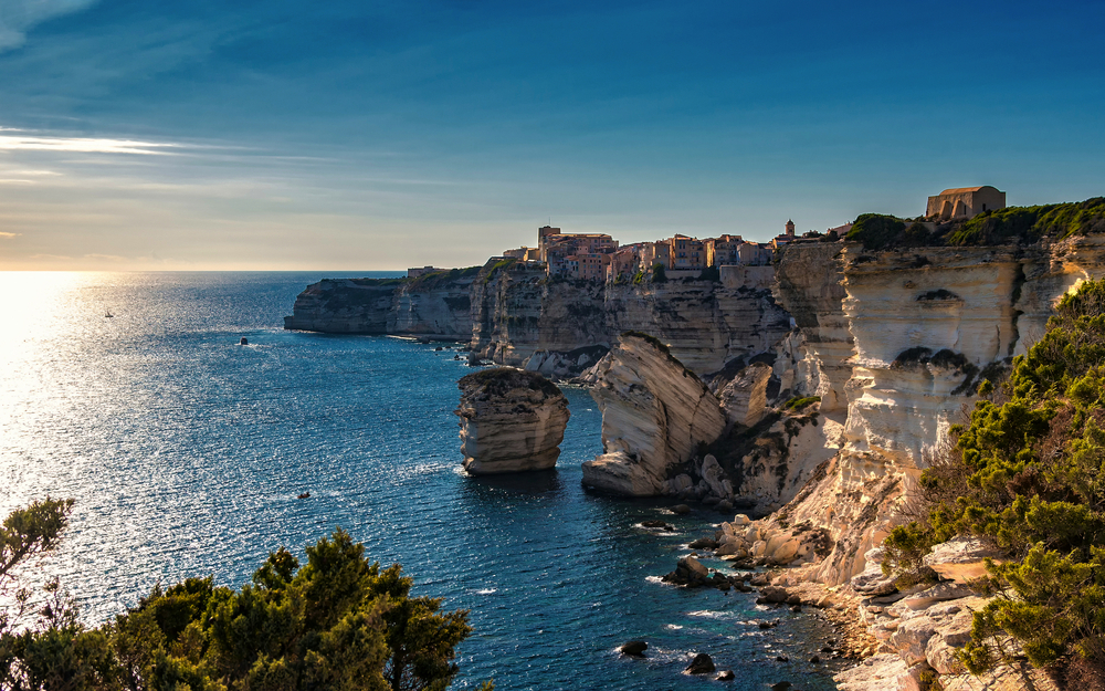 Bonifacio mit seinen Kalkfelsen im Vordergrund