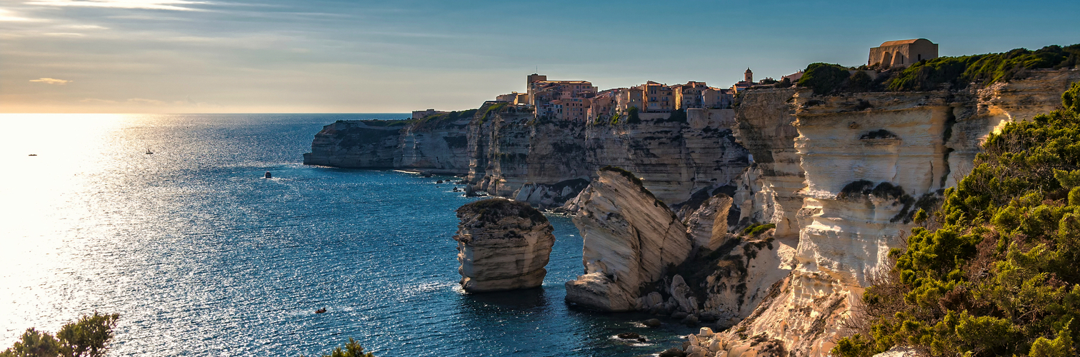 Bonifacio mit seinen Kalkfelsen im Vordergrund