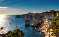 Bonifacio mit seinen Kalkfelsen im Vordergrund