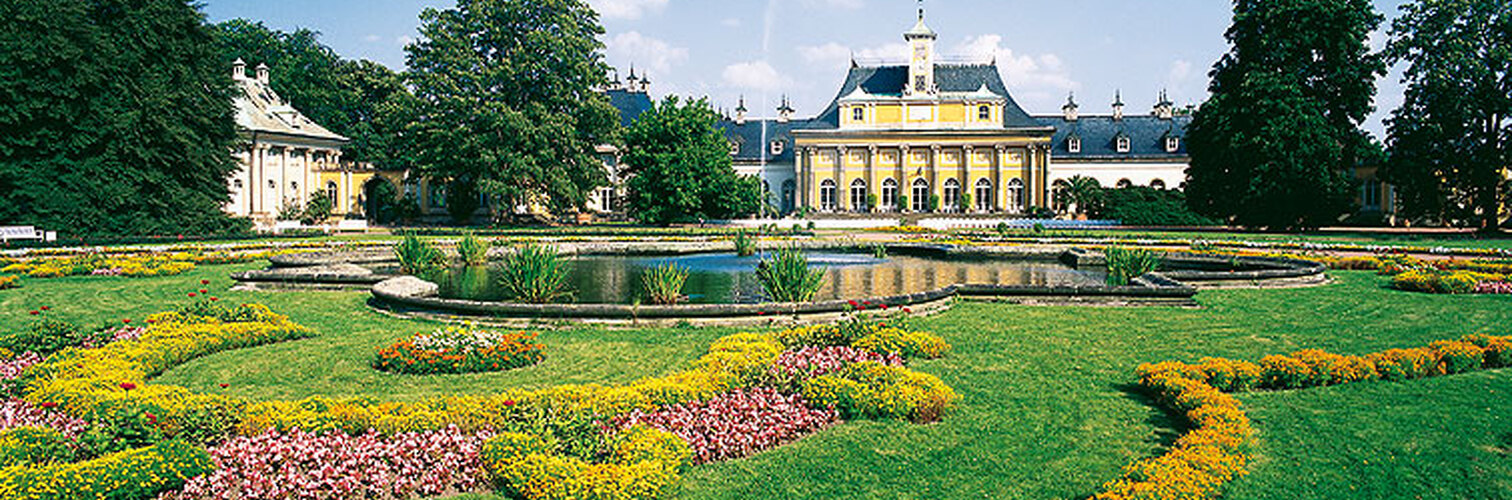 Schloss Pillnitz mit blühendem Garten im Vordergrund in Dresden.
