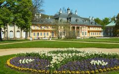 Schloss Pillnitz mit blühendem Garten im Vordergrund in Dresden.