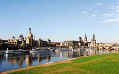 Skyline von Dresden mit Elbe und historischen Gebäuden bei Tag.