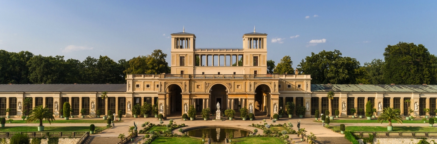 Orangerieschloss im Park Sanssouci in Potsdam, Außenansicht im Stil der italienischen Renaissance.