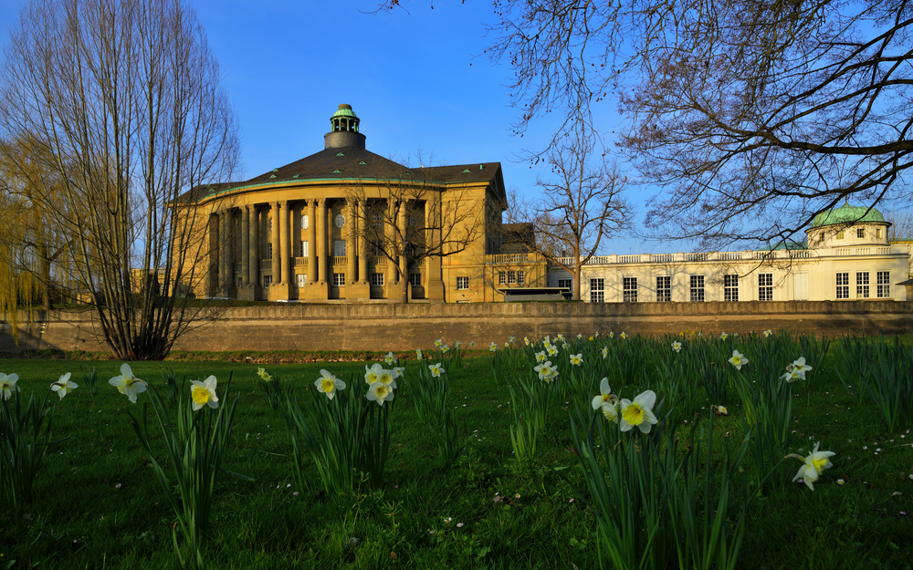 Blick auf den Regentenbau von Bad Kissingen im Frühling