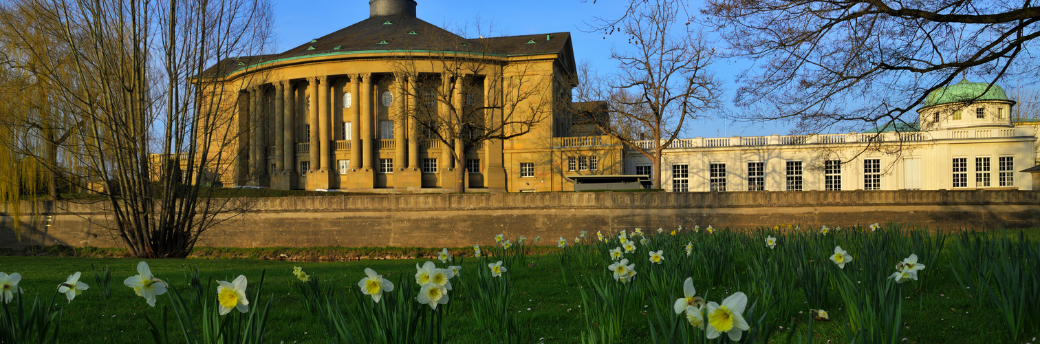 Blick auf den Regentenbau von Bad Kissingen im Frühling