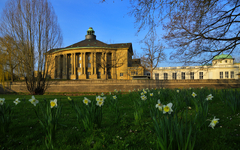 Blick auf den Regentenbau von Bad Kissingen im Frühling