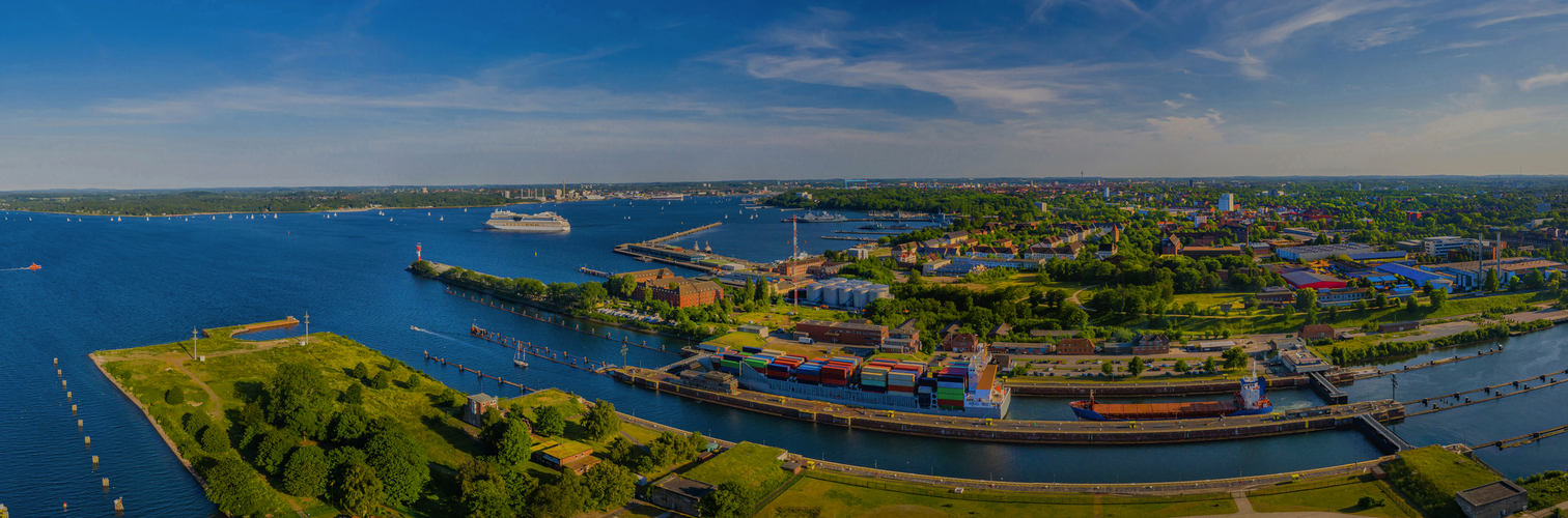 Panorama-Luftbild der Wasserstraße Nord-Ostsee-Kanal mit Schleusenanlage Holtenau