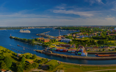 Panorama-Luftbild der Wasserstraße Nord-Ostsee-Kanal mit Schleusenanlage Holtenau