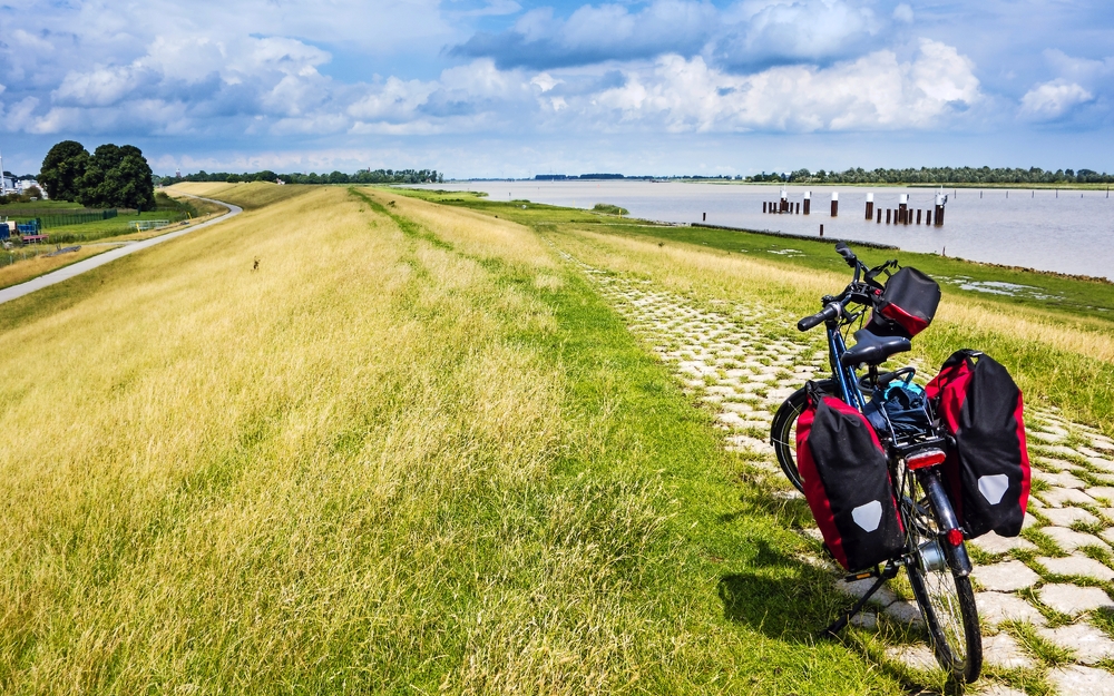 Radeln durch Ostfriesland, Fahrrad mit Gepck, Emsradweg, Deutschland, 