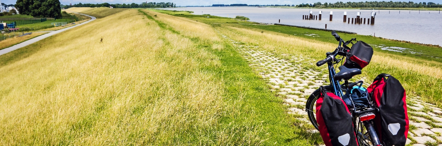 Radeln durch Ostfriesland, Fahrrad mit Gepck, Emsradweg, Deutschland, 