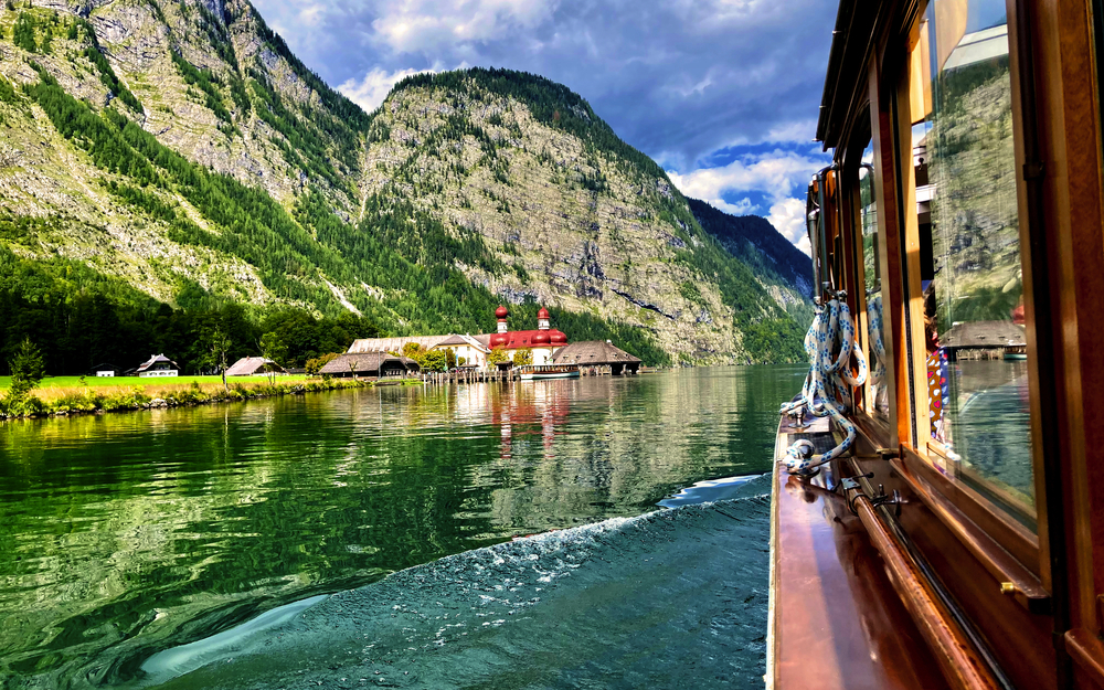 Bootsfahrt auf dem Königssee mit Blick auf St. Bartholomä und die umliegenden Berge.