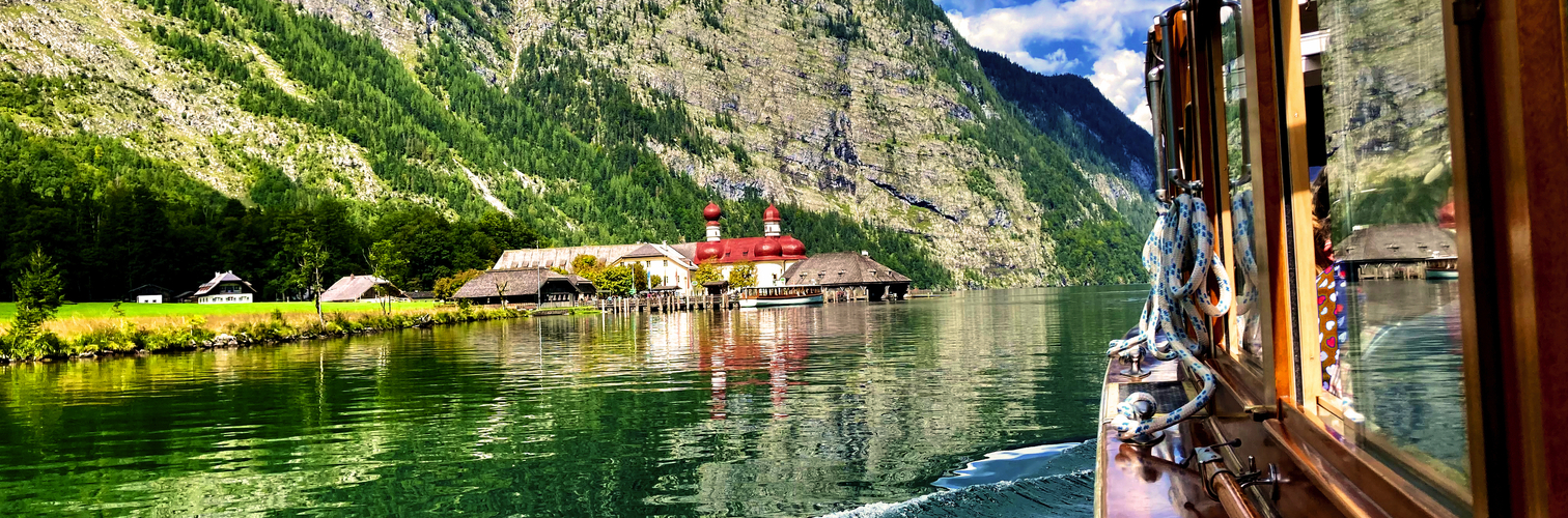 Bootsfahrt auf dem Königssee mit Blick auf St. Bartholomä und die umliegenden Berge.
